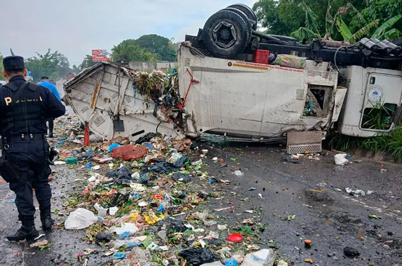 Camión de desechos sólidos vuelca en Cojutepeque y deja dos lesionados