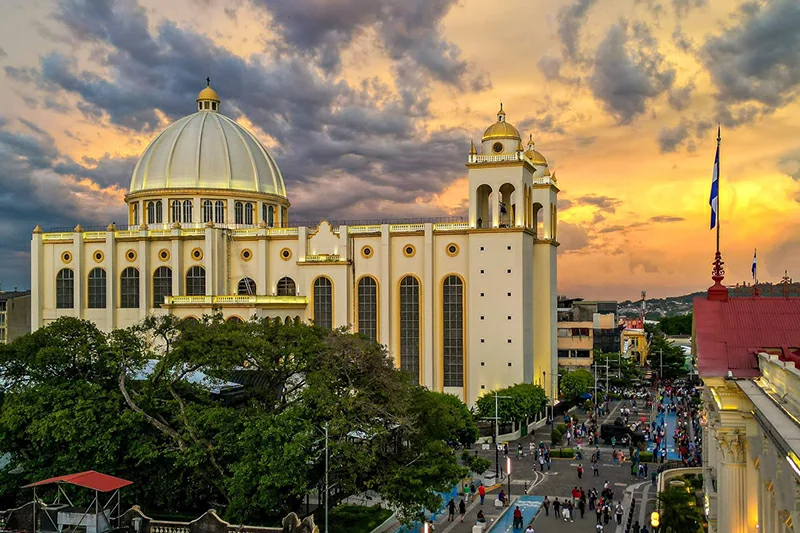 FMI mantiene la perspectiva económica de El Salvador en 2.5 % para 2025