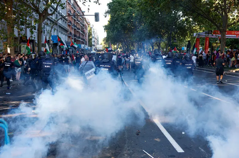 Cargas policiales y lanzamientos de vallas y botellas en la etapa final de la Vuelta en Madrid