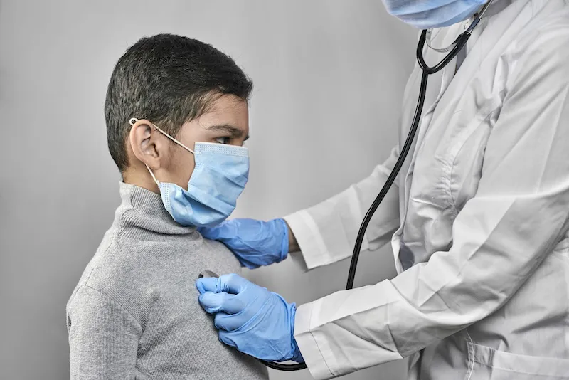 Reinfección duplica riesgo de covid persistente en niños, según estudio