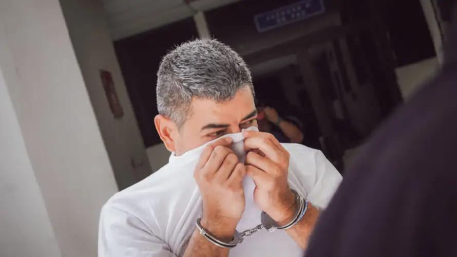 Expolicía seguirá detenido por amenazar a una persona con procesarla con el régimen de excepción