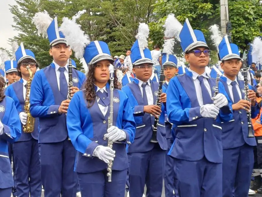 Educación comprará gift card para bandas de paz que participaron en desfile del 15 de septiembre por más de $384,000