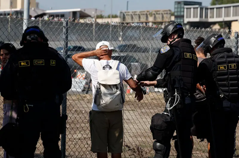 California aprueba proyecto de ley que prohíbe que agentes en servicio se cubran el rostro