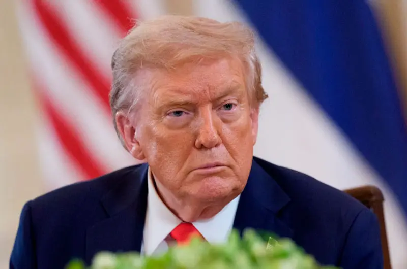 Trump pide a empresas extranjeras "respetar" leyes migratorias, tras redada en Hyundai