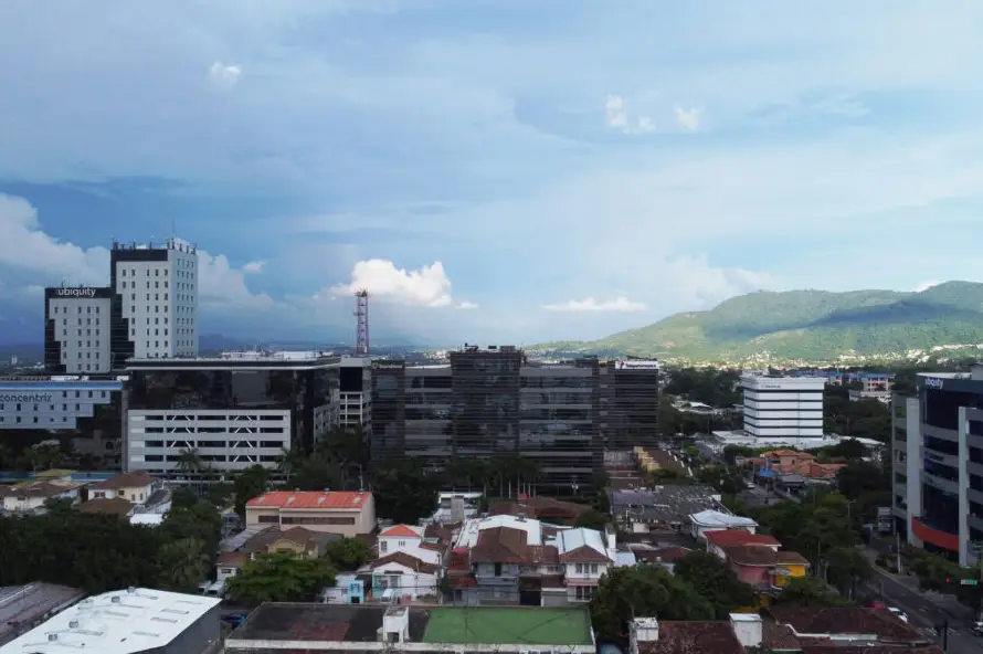 El Salvador avanza una posición en libertad económica, según informe del Instituto Fraser