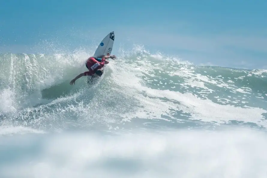 España mantiene el ritmo y avanza con firmeza en el Mundial de Surf de El Salvador