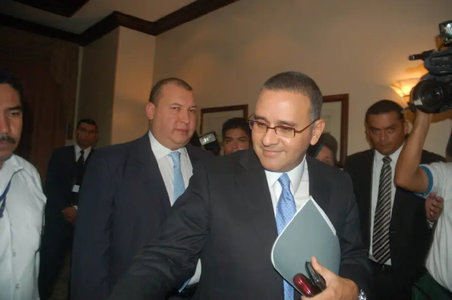 Declaran responsable de enriquecimiento ilícito al exsecretario privado de Funes
