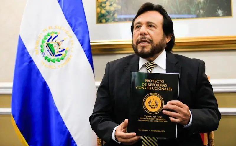 Félix Ulloa responde que El Salvador sigue siendo una democracia: “Es un modelo de democracia”