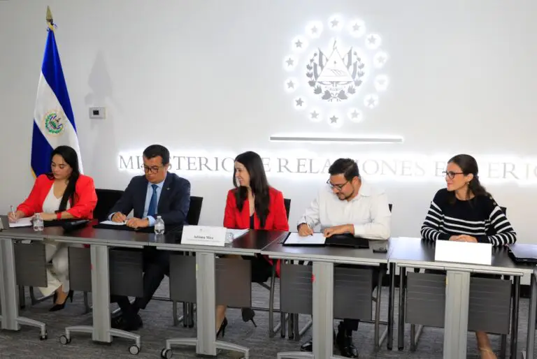 El Salvador suscribe acuerdo con Países Bajos para gestión y protección de fuentes hídricas