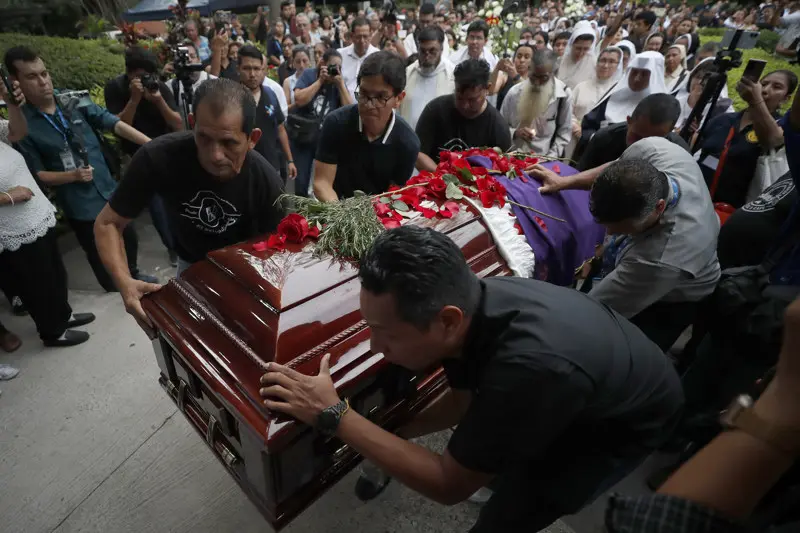 Despiden al jesuita Tojeira y lo sepultan junto a sus compañeros asesinados en 1989