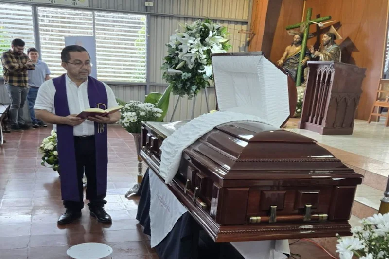 Llegan a El Salvador los restos del padre José María Tojeira para honras fúnebres