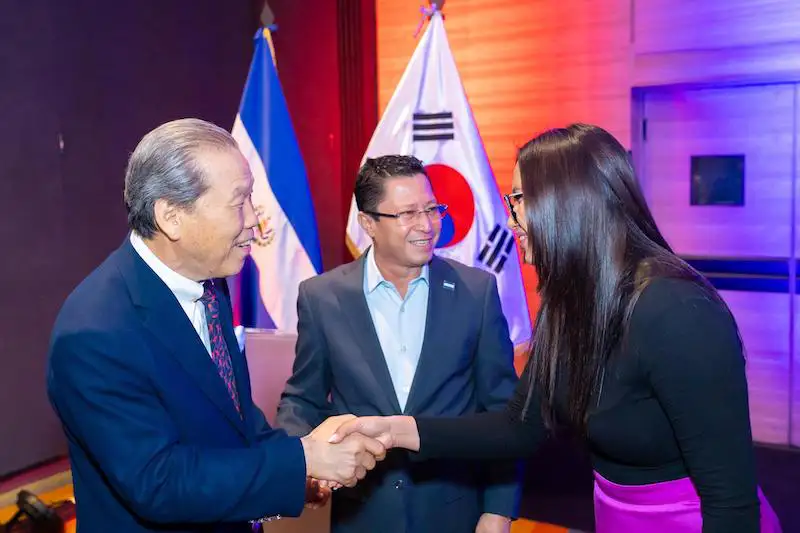 Diputadas de Nuevas Ideas se reúnen con pastor coreano que visita El Salvador