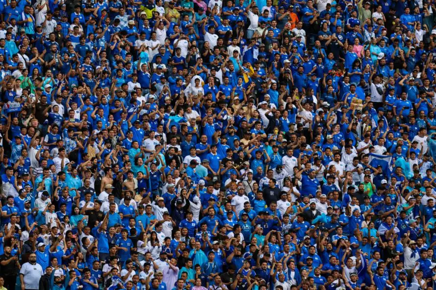 FIFA sanciona a Fesfut con más de $62,700 tras expresiones racistas en partido contra Surinam