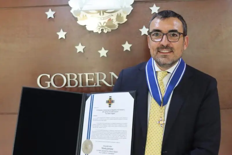 Jefe de misión de la OIM finaliza trabajo en El Salvador y recibe condecoración