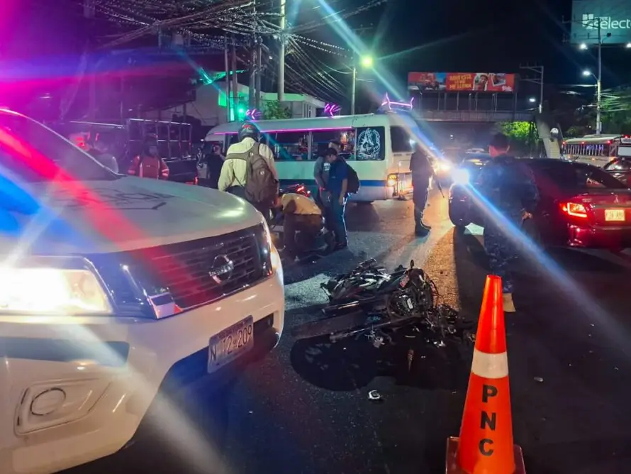 Motociclista y su acompañante resultaron lesionados tras chocar con vehículo en Ilopango