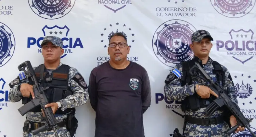 Capturan en Soyapango a presunto pandillero del Barrio 18 que ocultaba tatuajes con camisas manga larga