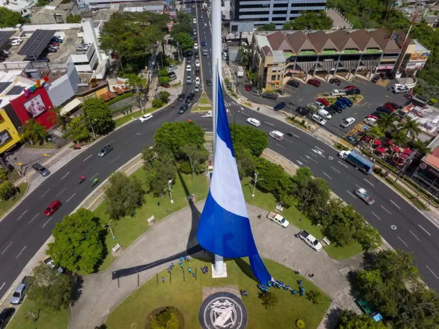 Retiran bandera de Plaza Masferrer por lluvias