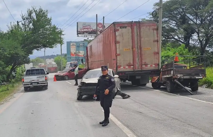 Accidente entre cuatro vehículos y seis rastras deja al menos tres lesionados en autopista a Comalapa