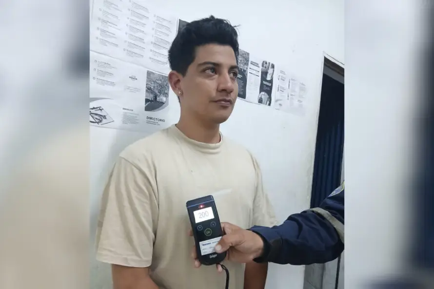 Detienen a hombre que chocó con un árbol ebrio y dio positivo a 200 grados de alcohol