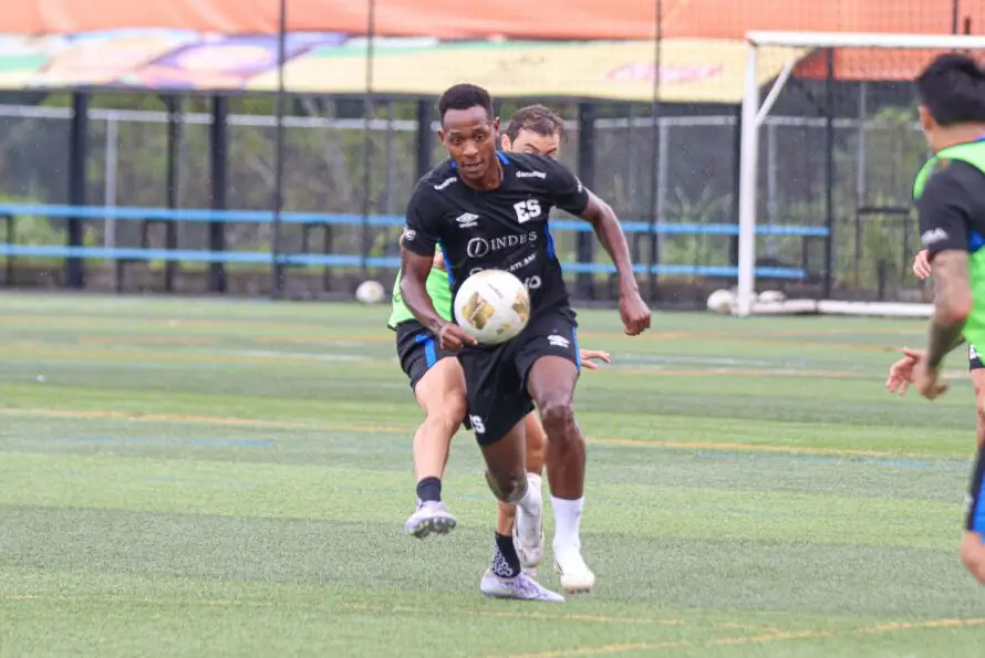 Selecta realiza su primer entrenamiento en Guatemala rumbo a su debut en la última ronda eliminatoria