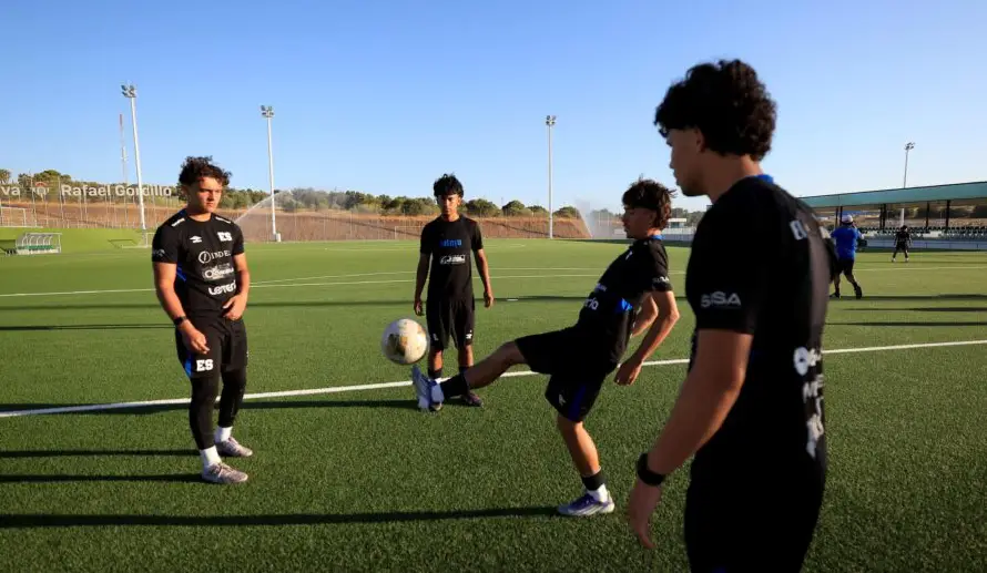 Selecta Sub-17 completa su primer entrenamiento previo a duelo con Real Betis en gira europea