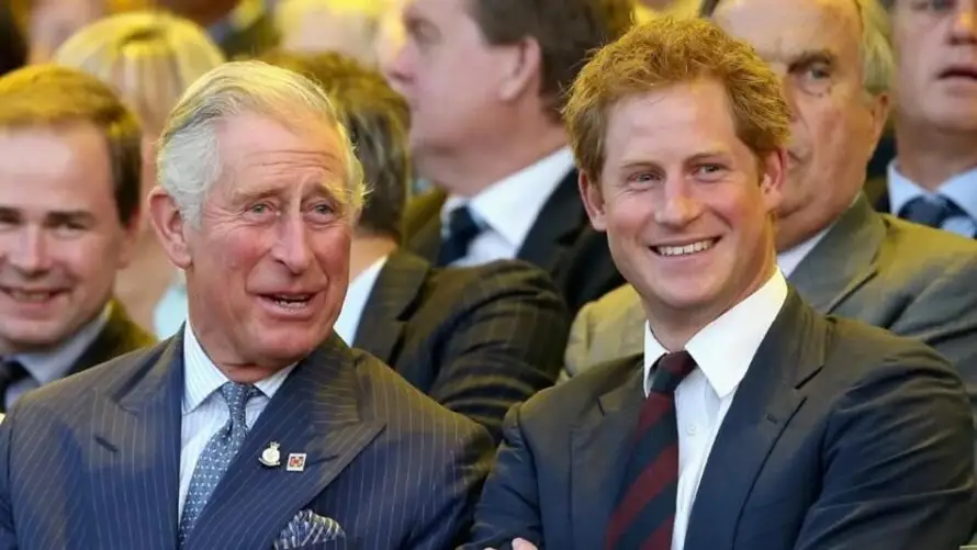 El rey Carlos III y su hijo Enrique toman el té en su primera reunión en 19 meses