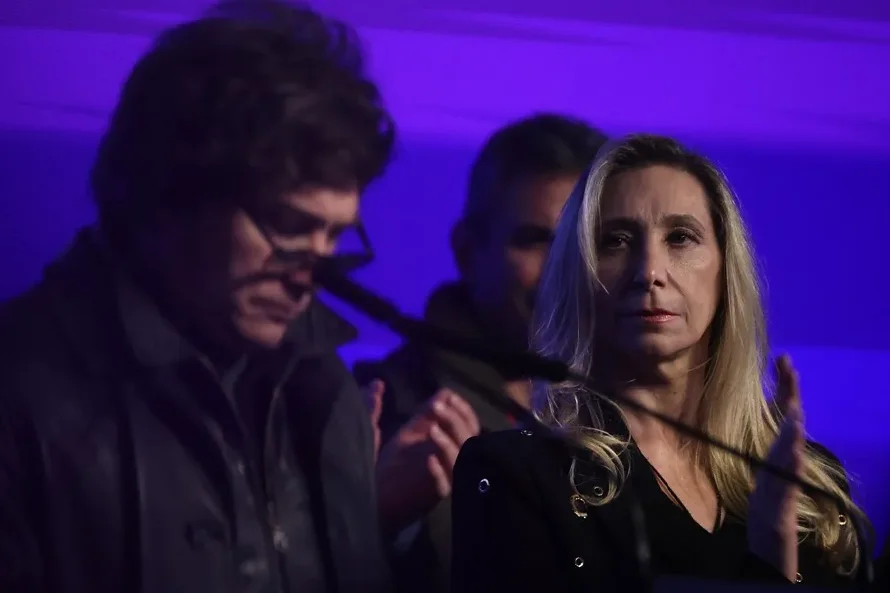 La derrota electoral de Milei hunde bonos y dispara el dólar en Argentina