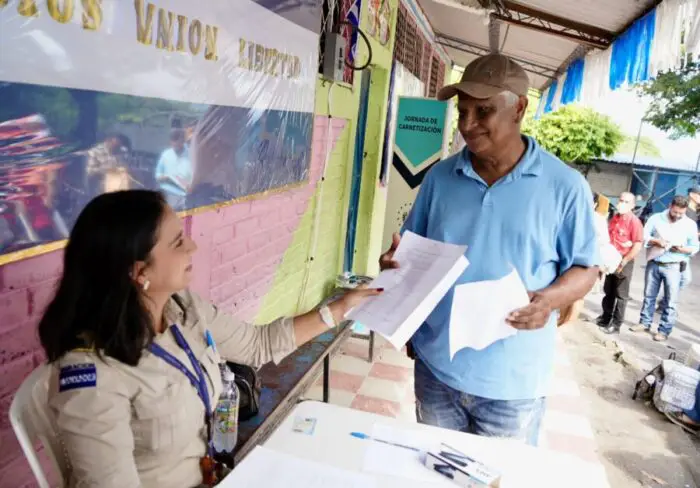 Más de 1,000 trabajadores y menores en tránsito fronterizo fueron carnetizados por Migración en Ahuachapán