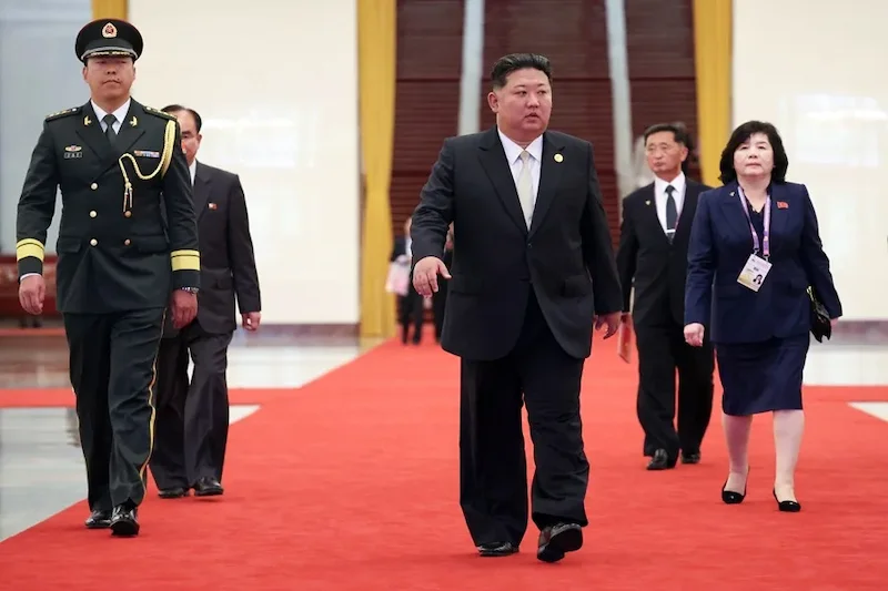 El personal de Kim Jong-un limpia minuciosamente sus huellas en los objetos que usó en Pekín