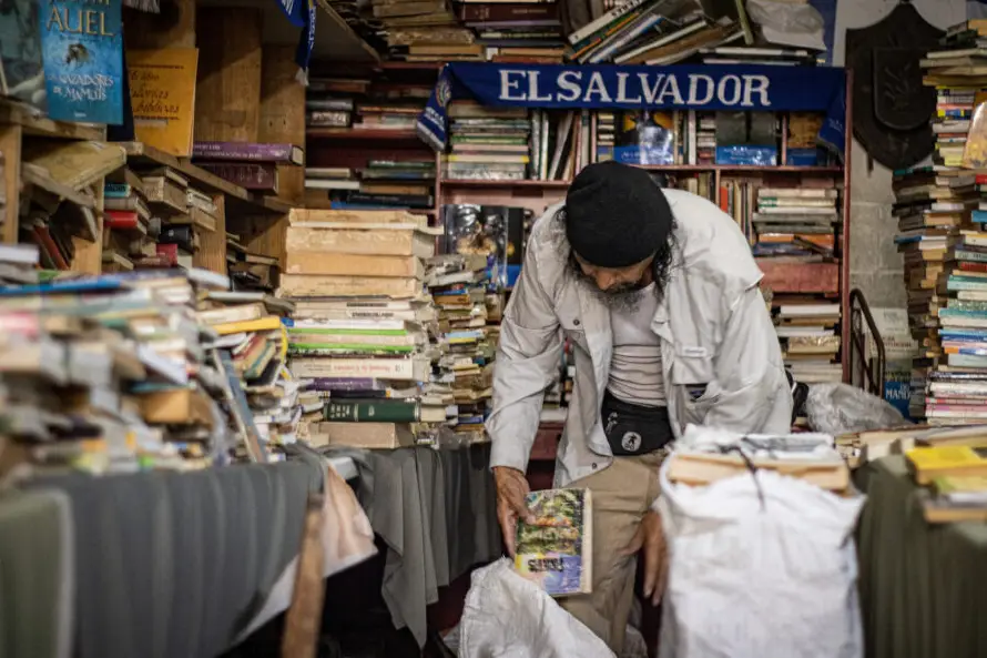 A días de cerrar, la Montaña de los Libros sigue esperando la reubicación prometida