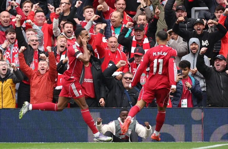 Liverpool mantiene el liderato en la Premier League con victoria ante Everton