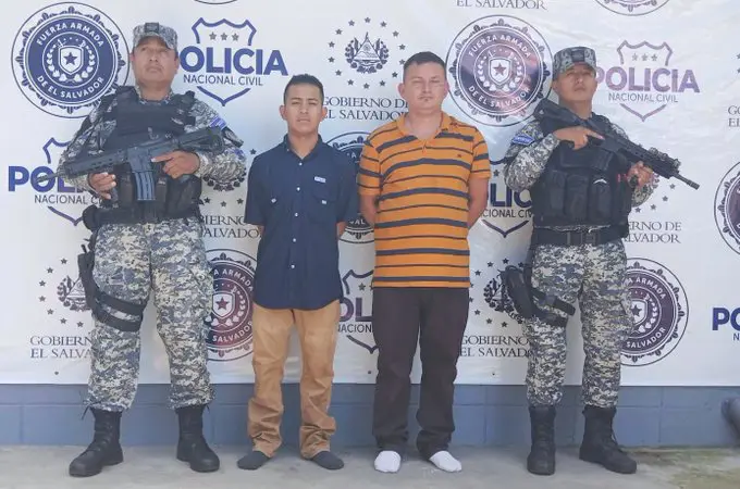 Detienen a motoristas que se pelearon dentro de un microbús de la ruta 41 A