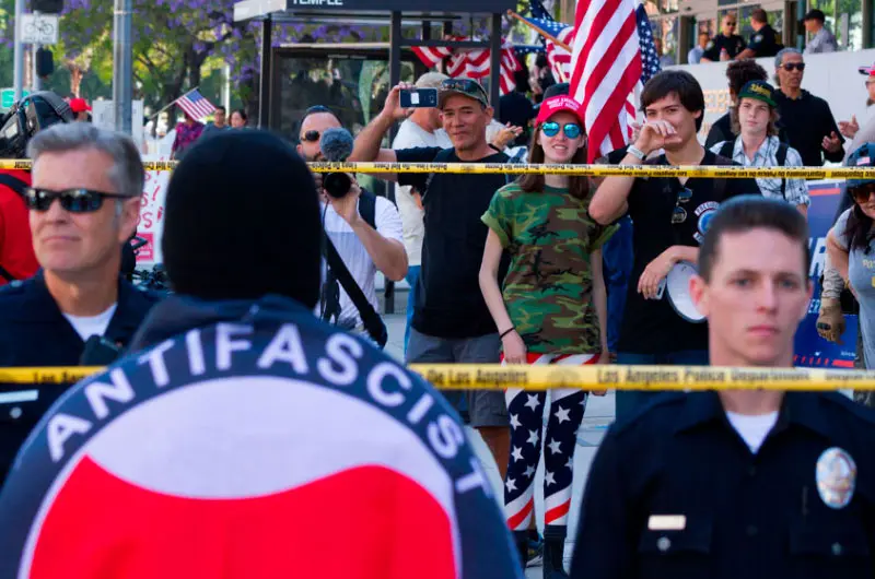 Trump declara oficialmente como "terrorista" al movimiento Antifa de EE.UU.