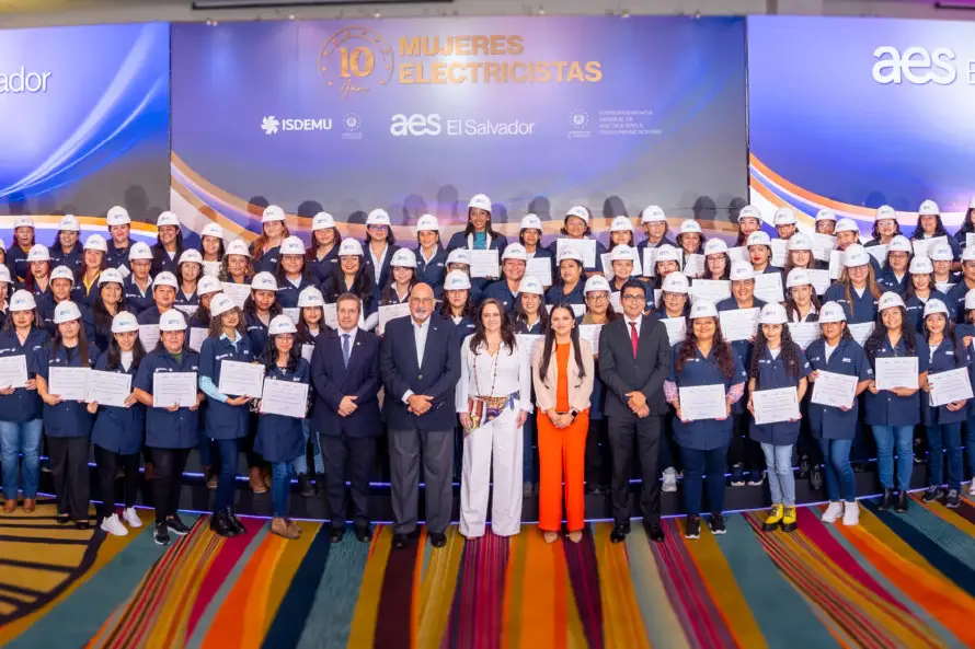 AES e Isdemu han formado más de 1,000 mujeres electricistas en El Salvador