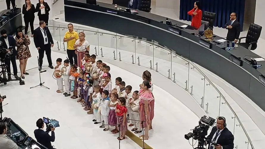 Niños de parvularia cantan el himno nacional en náhuatl en el Salón Azul