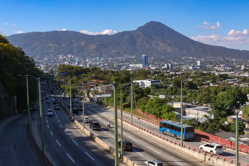 Baja seis puntos percepción de rumbo correcto y sube ocho puntos el optimismo sobre la economía familiar: CID Gallup