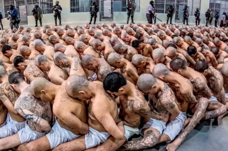Bukele defiende fuerza policial y cárceles firmes como base de una sociedad segura