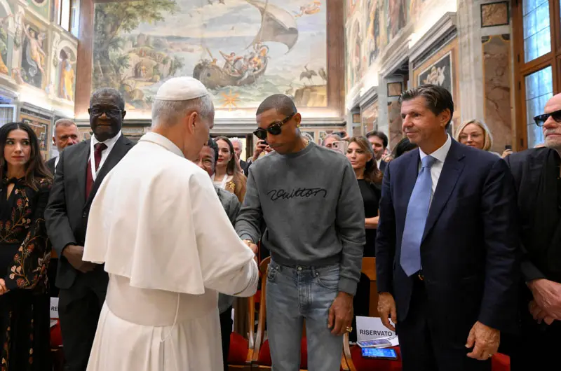 El papa saluda a Pharrell Williams en la víspera del "macroconcierto" vaticano