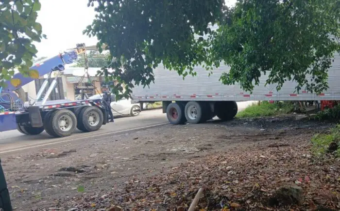 Rastra se hundió en suelo saturado de agua en Santa Ana Centro y complicó el tráfico vehicular