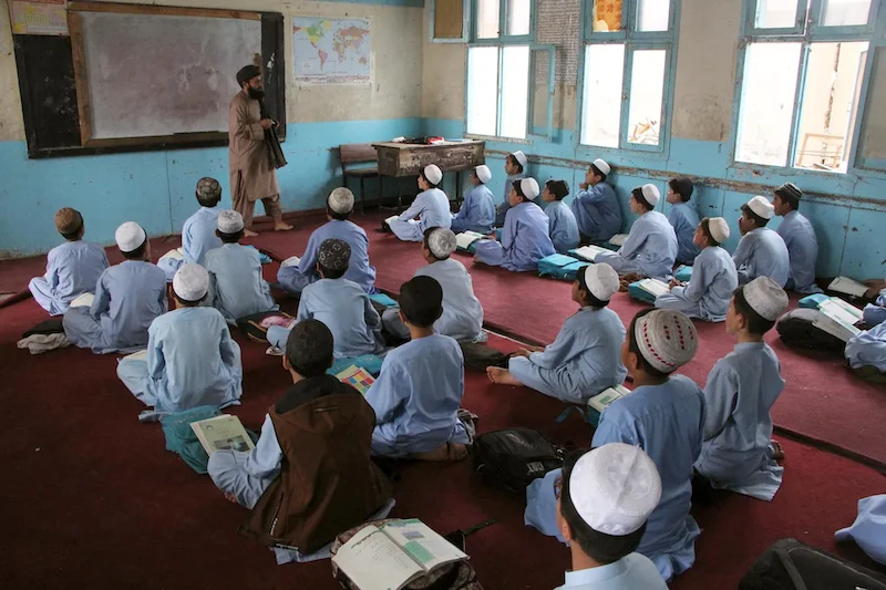 Talibanes promueven "una educación moderna" para fabricar drones y misiles en Afganistán contra EEUU