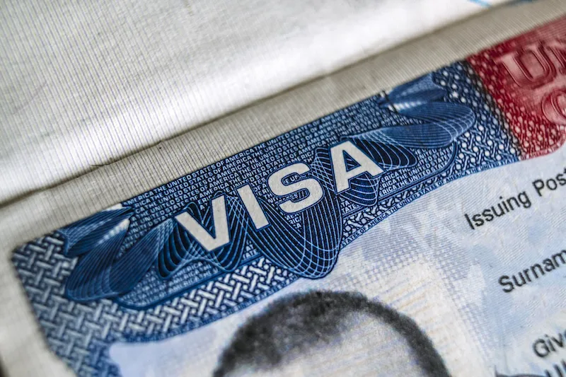 Salvadoreños con visas temporales deberán salir de EE. UU. para tramitar residencia permanente