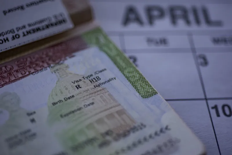 Nuevas restricciones a la visa H-1B en EE.UU. generan preocupación entre trabajadores extranjeros y empresas tecnológicas