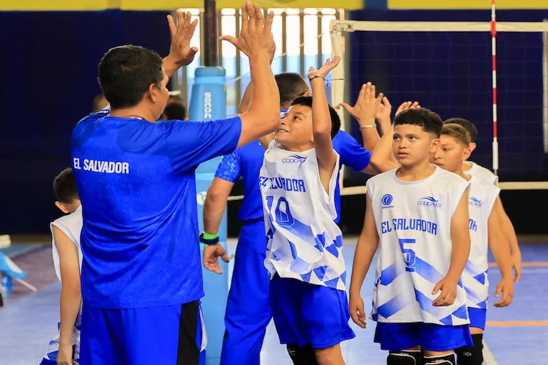 El Salvador inicia con triunfo en voleibol y buenos resultados en los Juegos Codicader 2025