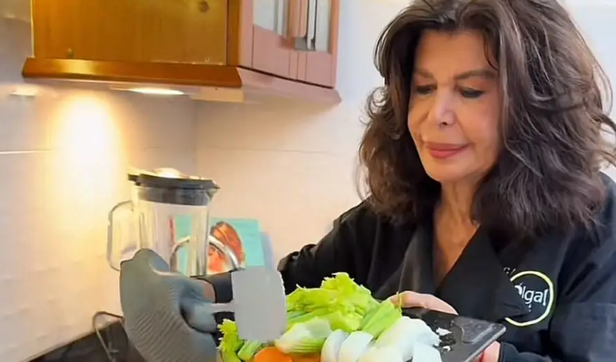 Olga Miranda desata controversia por su sopa de gallina india con huevos de codorniz