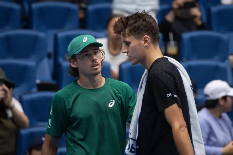 De Miñaur avanza a semifinales en el Abierto de China tras la retirada de Mensik por lesión
