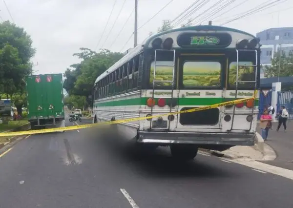 Motociclista murió arrollado por una rastra por conducirse a excesiva velocidad en Soyapango, según la PNC