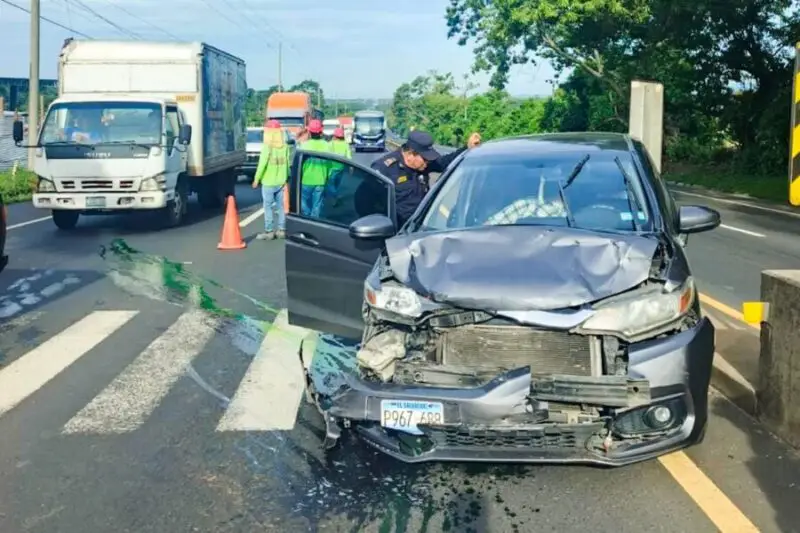 Fuerte accidente entre dos vehículos deja un lesionado en Izalco