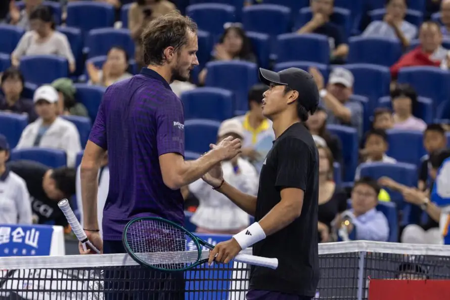 Learner Tien sorprende a Medvedev y avanza a la final del Abierto de China; Sinner se impone a De Miñaur