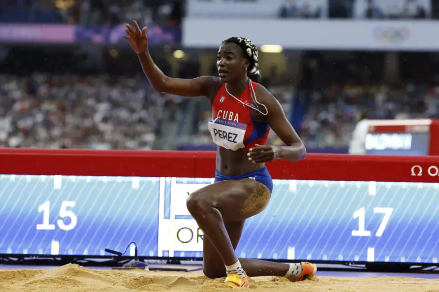 Leyanis Pérez arrebata el título mundial a Yulimar Rojas en triple salto
