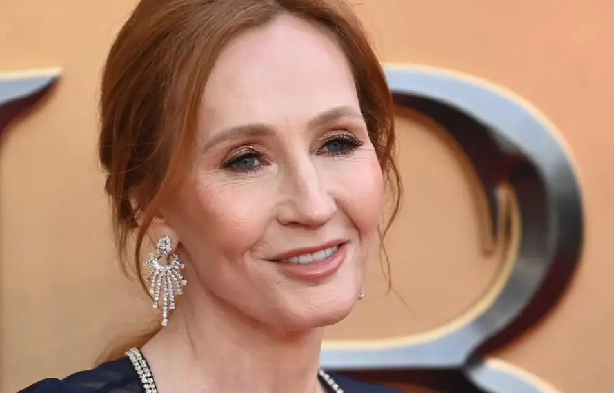 J.K. Rowling dice que Emma Watson es una "ignorante" por desacuerdo sobre los trans
